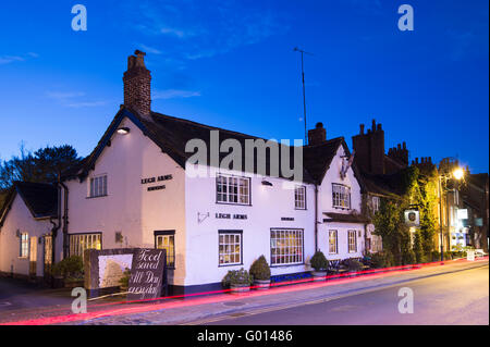 Le pub Legh Arms à Prestbury Village, la nuit, près de Prestbury, Macclesfield, Cheshire.