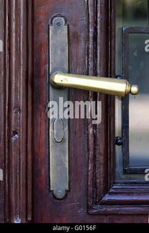 Ancienne poignée en laiton d'une vieille porte en bois Banque D'Images