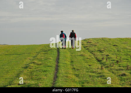 Deux promeneurs sur le sentier national Ridgeway dans le Wiltshire. Banque D'Images