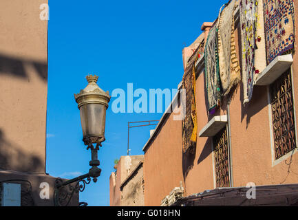 Bâtiment avec une lampe de rue, lanterne et une boutique avec des tapis en laine traditionnel arabe de l'autre côté. Les tapis affiche bof Banque D'Images