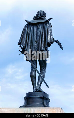 2016-04-23. 4e centenaire de la mort de Miguel de Cervantes. Détails de sa sculpture en fer, par derrière, à la place Cervantes. Banque D'Images