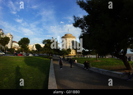 La Tour Blanche de Thessalonique ou Salonique monument et le corridor du parc. Grèce Banque D'Images