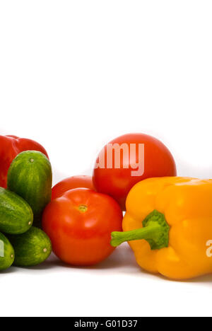 Les tomates, concombres et de poivre sur un studio fond blanc Banque D'Images