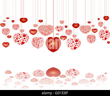 Coeurs rouges décoratifs sur les chaînes, avec la réflexion Banque D'Images