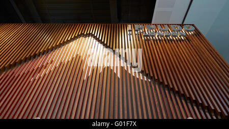 Détail de l'affichage et le logo restaurant asiatique. Central Saint Giles, London, Royaume-Uni. Architecte : Renzo Piano Building Workshop, 2015. Banque D'Images