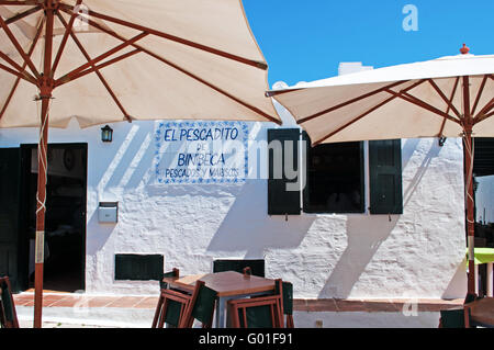 Minorque, Iles Baléares, Espagne, Europe : un restaurant de poissons à Binibeca Vell, village blanc conçu par l'architecte espagnol Antonio Sintes en 1972 Banque D'Images