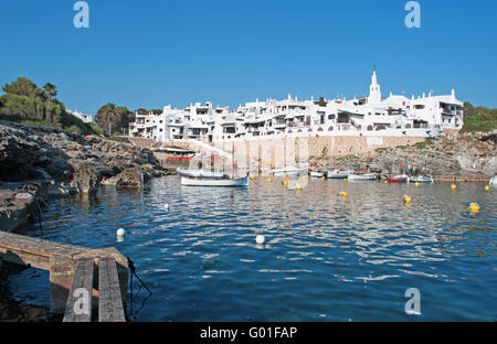 Minorque, Iles Baléares, Espagne, Europe : l'horizon de Binibeca Vell, un village de pêche blanche conçu par l'architecte espagnol Antonio Sintes en 1972 Banque D'Images