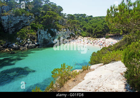 Minorque, Iles Baléares, Espagne : la petite plage de Cala Plage de Macarelleta dans une baie du sud-ouest de l'île, zone naturelle d'intérêt spécial Banque D'Images