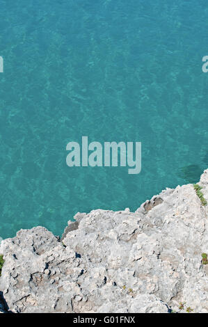 Minorque, Iles Baléares, Espagne, Europe : l'eau cristalline de Cap d'en Font beach, une anse et une plage cachée dans le sud-est de l'île Banque D'Images