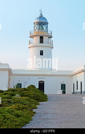 Minorque, Iles Baléares, Espagne, Europe : la route pour le Cap de Cavalleria phare, situé dans le nord-ouest de l'île Banque D'Images