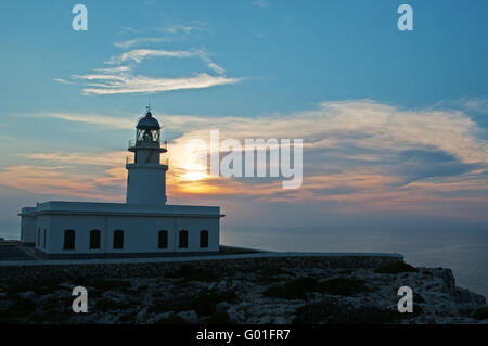 Minorque, Iles Baléares, Espagne : coucher de soleil au Cap de Cavalleria phare, construit sur un cap qui a été le théâtre de nombreux naufrages au cours de l'histoire Banque D'Images