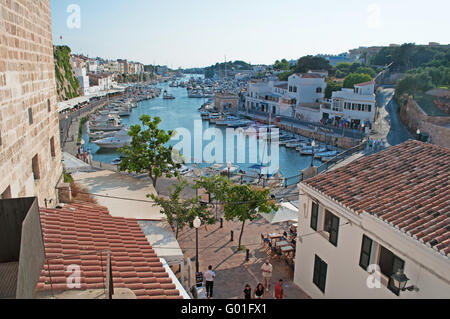 Minorque, Iles Baléares, Espagne, Europe : skyline et vue panoramique sur le port et les anciens murs de Ciutadella, l'ancienne capitale Banque D'Images