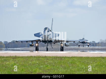 Eurofighter Typhoon de la RAF Retour en taxi à la suite d'une sortie Banque D'Images