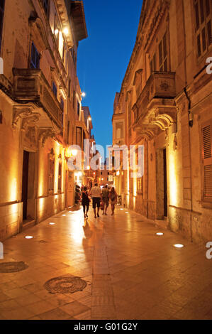 Minorque, Iles Baléares, Espagne, Europe : palais dans les rues de Ciutadella après le coucher du soleil, vision de nuit Banque D'Images