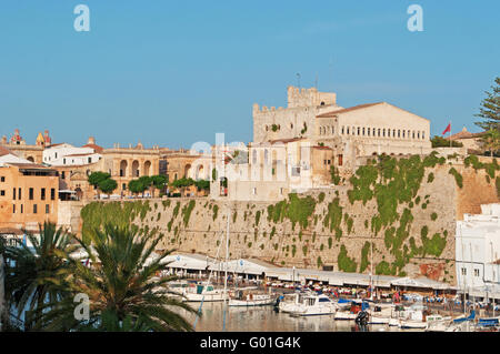 Minorque, Iles Baléares, Espagne, Europe : skyline et vue panoramique sur le port et les anciens murs de Ciutadella, l'ancienne capitale Banque D'Images