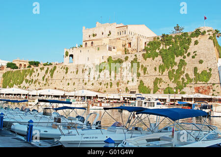 Minorque, Iles Baléares, Espagne, Europe : skyline et vue panoramique sur le port et les anciens murs de Ciutadella, l'ancienne capitale Banque D'Images