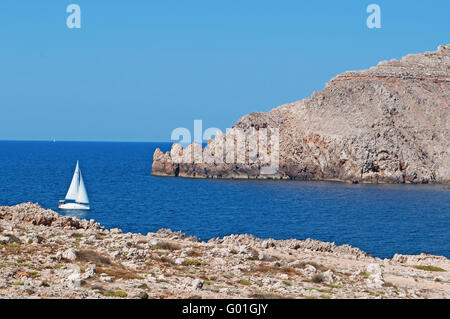 Minorque, Iles Baléares, Espagne : voilier à l'entrée du port du village de pêcheurs de Fornells, situé dans une baie dans le nord de l'île Banque D'Images