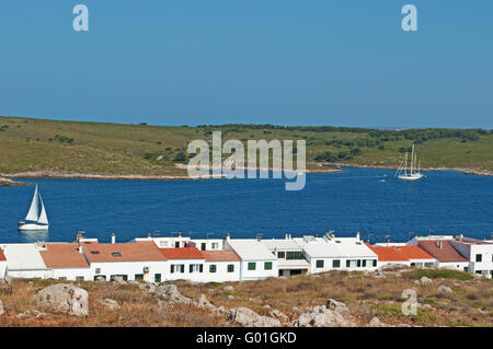 Minorque, Iles Baléares, Espagne : voilier à l'entrée du port du village de pêcheurs de Fornells, situé dans une baie dans le nord de l'île Banque D'Images