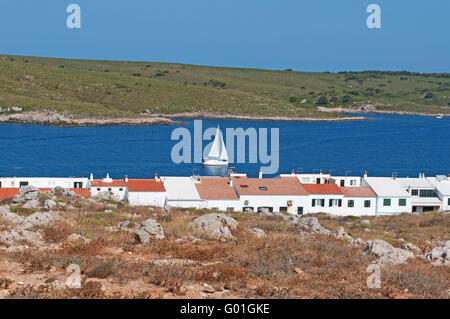 Minorque, Iles Baléares, Espagne : voilier à l'entrée du port du village de pêcheurs de Fornells, situé dans une baie dans le nord de l'île Banque D'Images