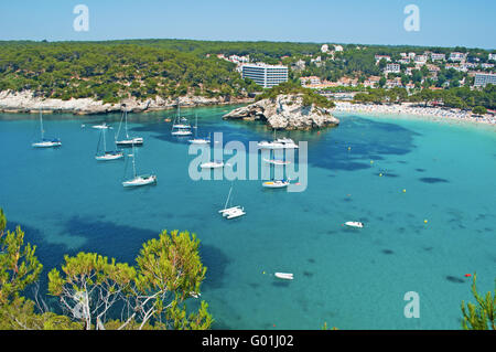 Minorque, Iles Baléares, Espagne, Europe : vue panoramique sur la plage et la baie de Cala Galdana, connue comme la Reine des Plages Banque D'Images
