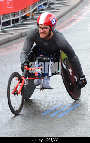 Le fauteuil roulant de la classe 2016 Marathon de Londres Virgin Money. Concurrent britannique Danny Sudbury terminé 25e dans la classe Banque D'Images