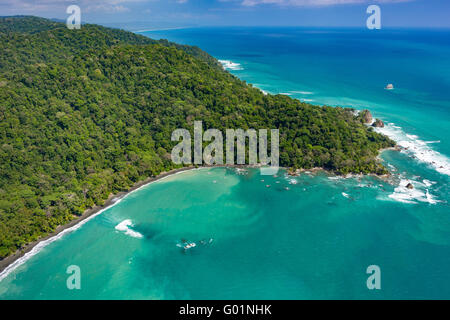 Parc national de Corcovado, COSTA RICA - Vue aérienne de la forêt tropicale de la péninsule d'Osa et de l'océan Pacifique. Banque D'Images