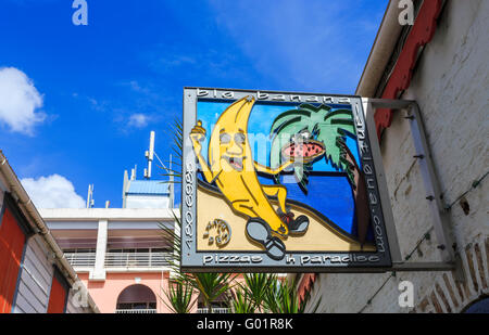 Restaurant pizza coloré signe, St John's, la capitale, dans le nord d'Antigua-et-Barbuda, Antilles sur une journée ensoleillée Banque D'Images