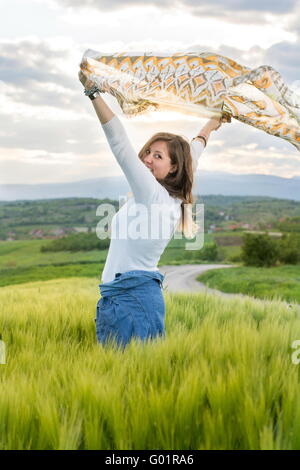 Jeune femme à la mode dans un champ de blé Banque D'Images