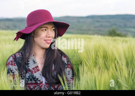 Jeune femme dans un champ de blé Banque D'Images