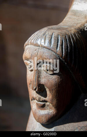 Clynnog Fawr sculpture en bois de la tête de l'homme face au siège de pew l'église St Beuno Péninsule Llŷn Gwynedd North Wales UK Banque D'Images