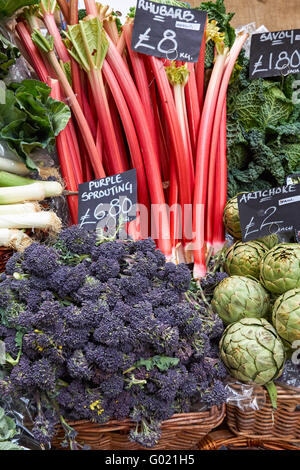 Des légumes frais pour la vente à Borough Market à Londres Angleterre Royaume-Uni UK Banque D'Images