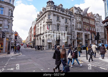 Shoppers on New Bond Street à Londres, Angleterre Royaume-Uni UK Banque D'Images
