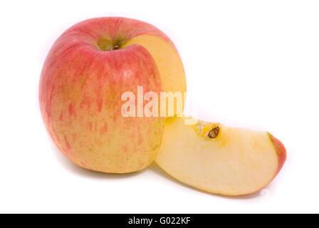 Tranches de pomme mûre jaune isolé sur fond blanc Banque D'Images