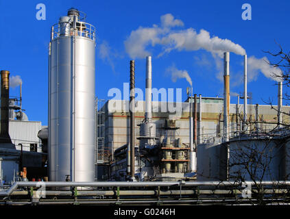 Site industriel avec des piles de fumer Banque D'Images