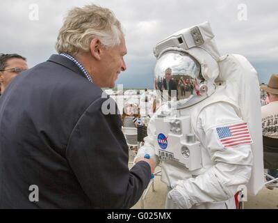 Gouverneur de Virginie Terry McAuliffe salue un homme portant un costume d'astronaute pendant journée portes ouvertes à la NASA Langley Research Center 23 avril 2016 à Hampton, en Virginie. Banque D'Images