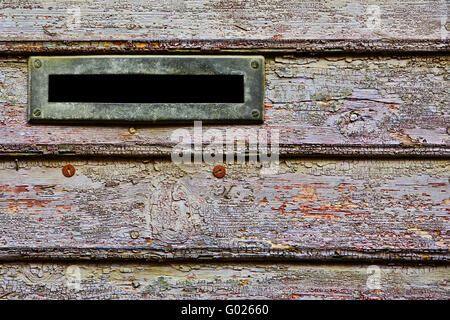 Boîte aux lettres dans une ancienne porte Banque D'Images