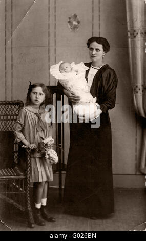 Mère avec bébé et sa fille, photographie historique, autour de 1910 Banque D'Images