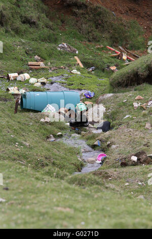 L'objet d'un dumping de déchets sur Arranmore, comté de Donegal, Irlande. Banque D'Images
