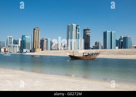 Bateau traditionnel avec des toits de moderne, l'Émirat de Sharjah, Emirats arabes unis. Banque D'Images