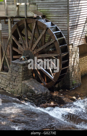 Old grist mill de roue de l'eau d'un ruisseau Banque D'Images