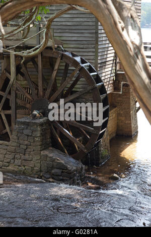 Old grist mill de roue de l'eau d'un ruisseau Banque D'Images