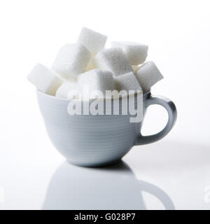 Morceaux de sucre dans une tasse Banque D'Images