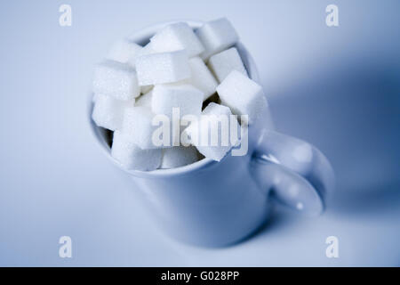 Morceaux de sucre dans une tasse Banque D'Images