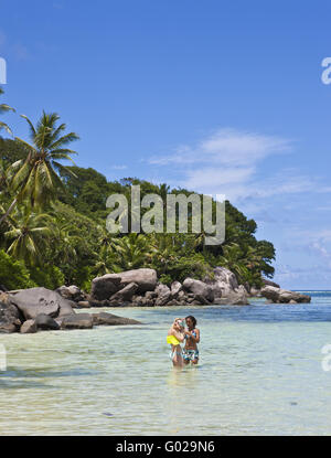 Plage avec les rochers de granit typique des Seychelles Anse Royale dans Banque D'Images