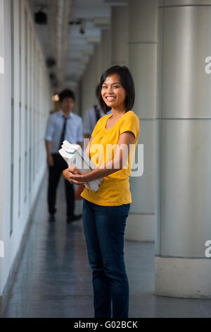 Rire Mignon College Student Campus Universitaire Banque D'Images