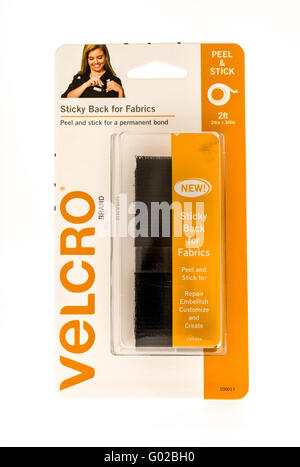 Winneconni, WI - 10 juin 2015 : Paquet de Velcro qui est peel et stick pour les tissus. Banque D'Images