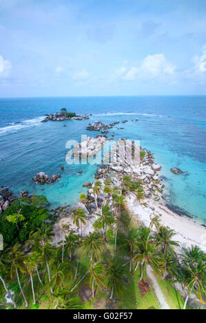 Claudy journée à Belitung's beach - la vue du haut du phare de l'île de Lengkuas. Banque D'Images