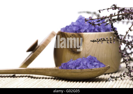 Sel de bain spa essentials (dans une cuillère et les fleurs de lavande) Banque D'Images