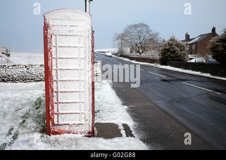 Greenhow, North Yorkshire, UK - 28 Avril 2016 : chutes de neige sur le tour de vélo de course sur route du Yorkshire à Greenhow. Banque D'Images