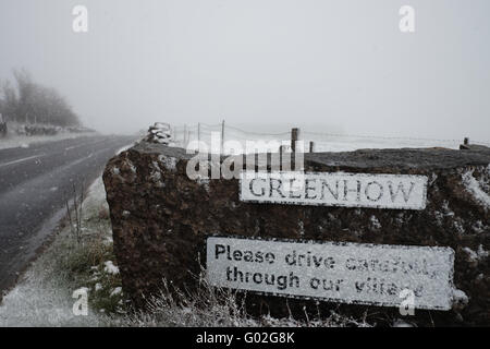 Greenhow, North Yorkshire, UK - 28 Avril 2016 : chutes de neige sur le tour de vélo de course sur route du Yorkshire à Greenhow. Banque D'Images